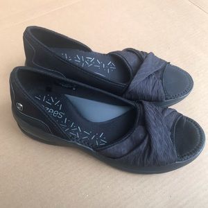 Bzees Remix Women's black sandal size 8M